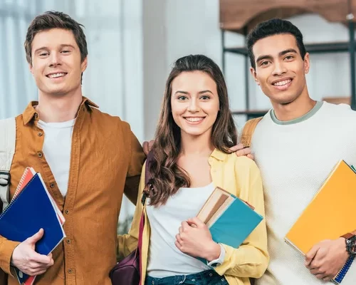 Costos adicionales que enfrentan los estudiantes de Arquitectura en la Pontificia Universidad Católica de Chile